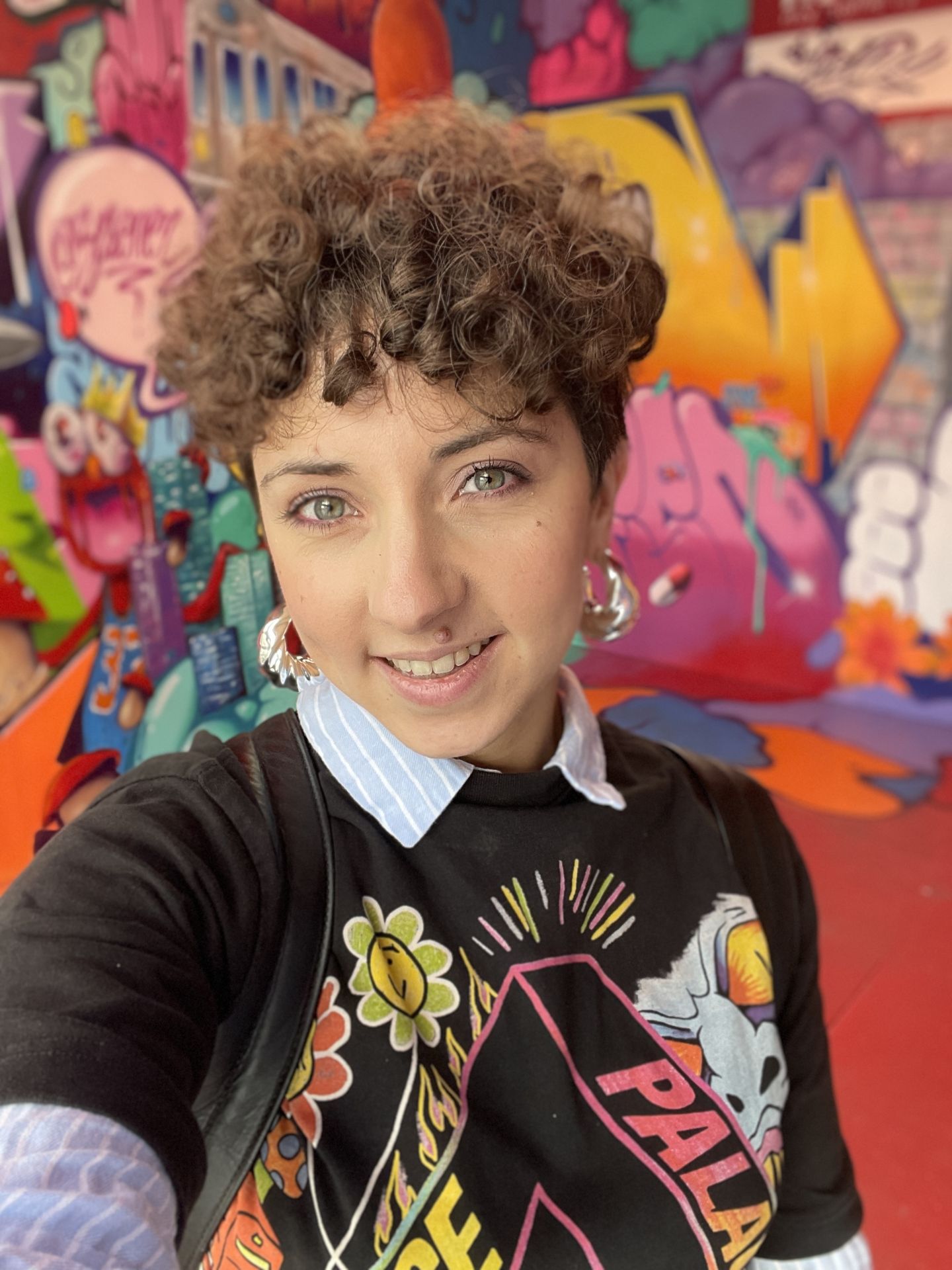 Emy en photo lifestyle, univers coloré et lumineux