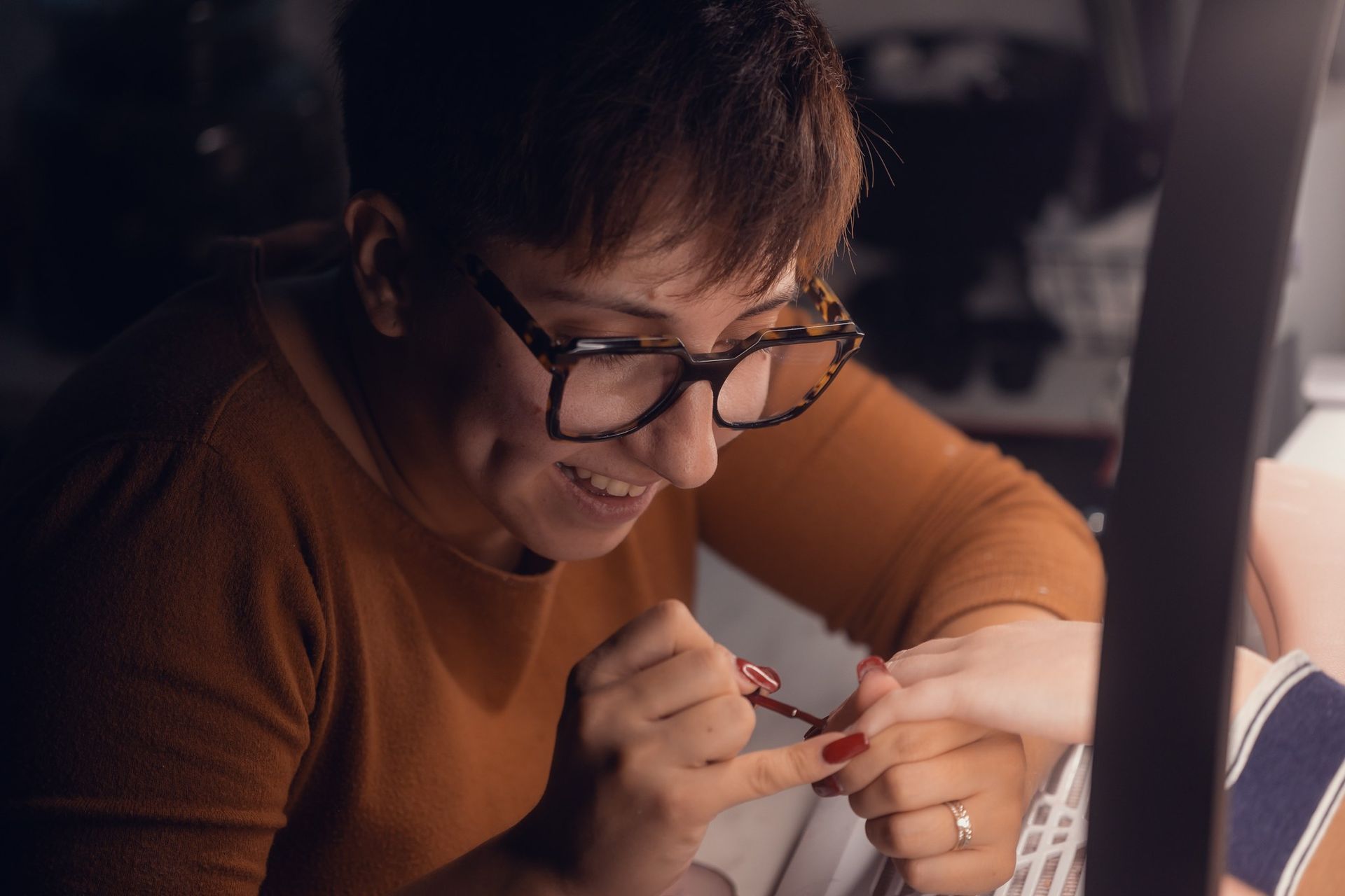 Emy souriante à l’institut Les Couleurs d’Emy