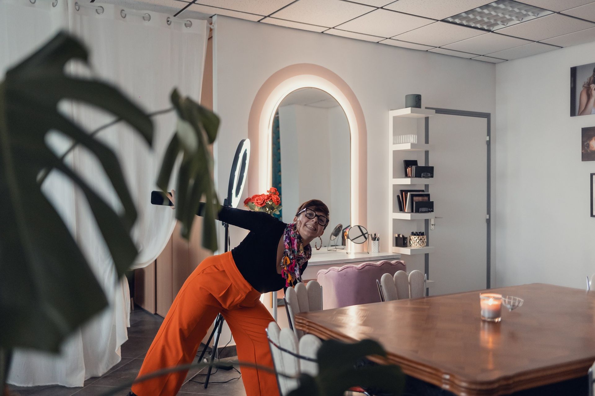 Emy en tenue de travail, institut à Champagné près du Mans