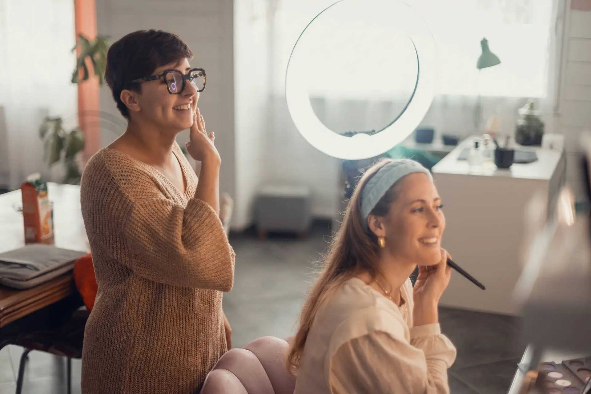 Emy lors d’un cours de maquillage, conseils personnalisés