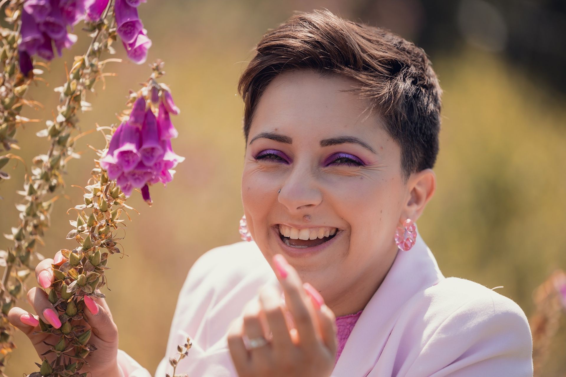 Emy pendant une mise en beauté, sourire et bonne humeur