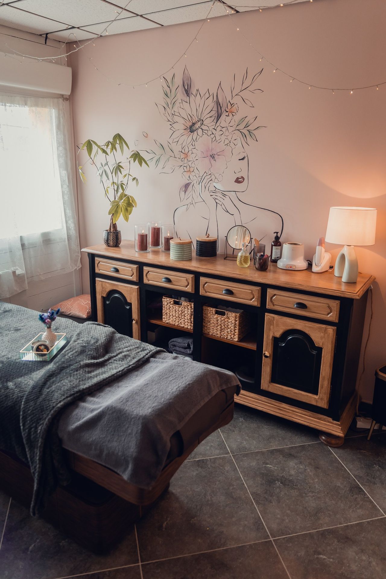 Cabine de soin visage à Champagné – ambiance cocooning Les Couleurs d’Emy