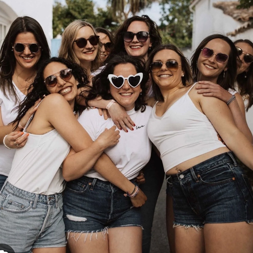 Shooting photo souvenir pendant un EVJF – atelier maquillage entre copines