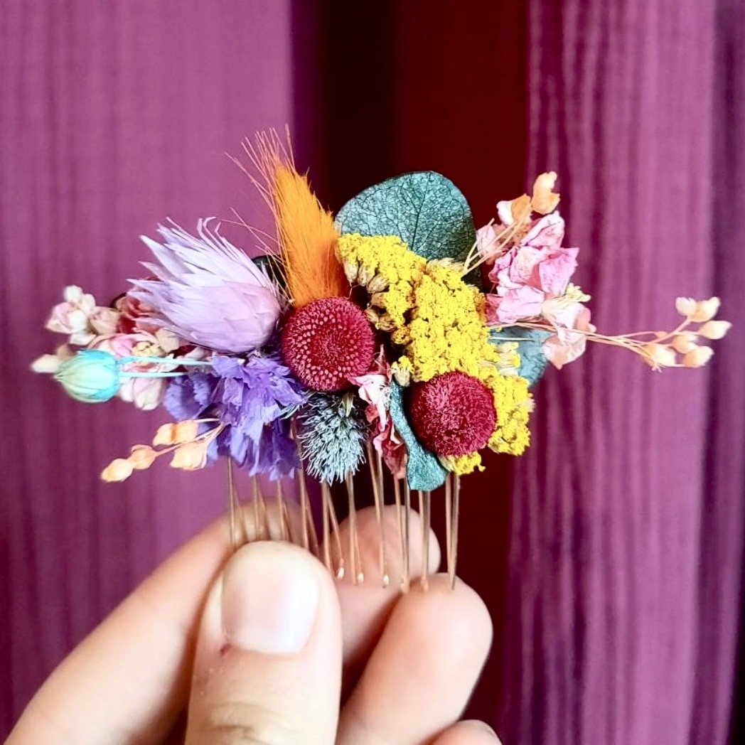 Atelier fleurs EVJF – création d’accessoires floraux pendant un atelier beauté