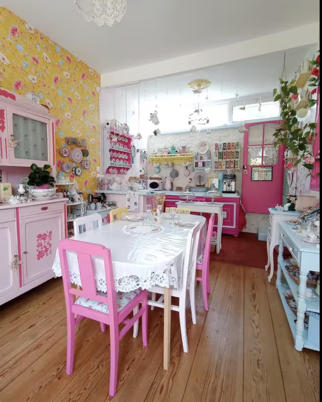 Salon de thé vintage au Mans – lieu rétro glamour pour atelier maquillage EVJF