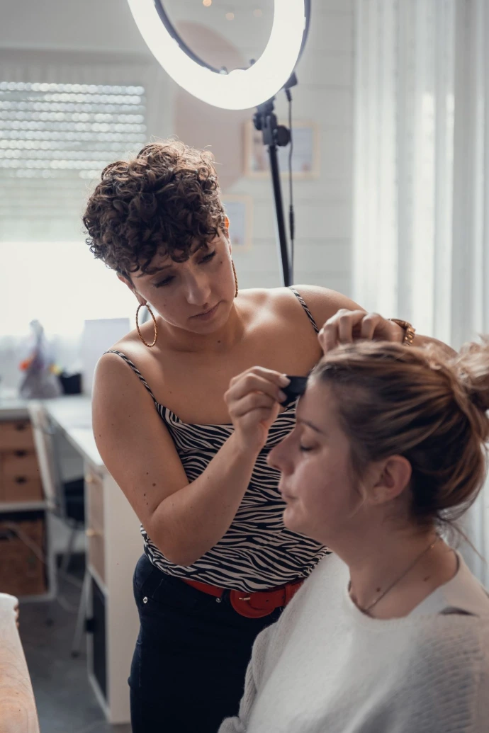 Maquilleuse professionnelle au Mans en train de réaliser un teint naturel lors d’un atelier maquillage, conseils personnalisés adaptés à chaque participante.