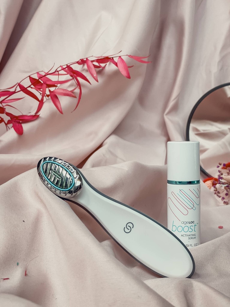 Appareil et sérum pour booster et traiter pour une peau plus lisse et repulpé 